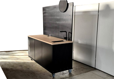 Eventbar Outdoortheke aus Aluminium mit Ansatztischen zerlegbar Werbeschilder R�ckwand Lochblechtafel