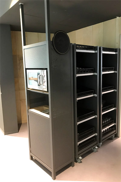 Verkleidung mit individuellem Servicewagen/Abr�umstation