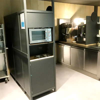 Verkleidung mit individuellem Servicewagen/Abr�umstation